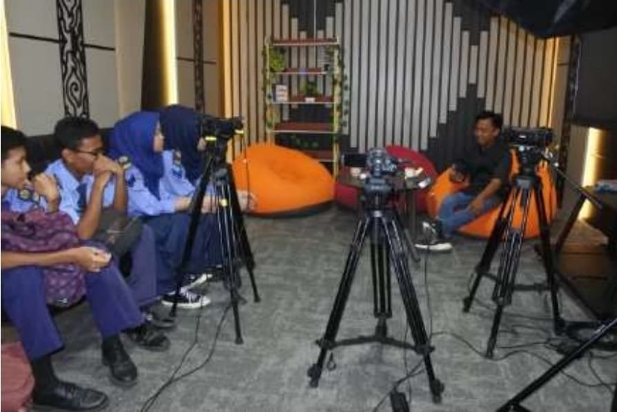 Siswa SMK Al hidayah cirebon mempraktikan teknik produksi podcast sebagai upaya mengembangakan keterampilan konten kreatif di era digital