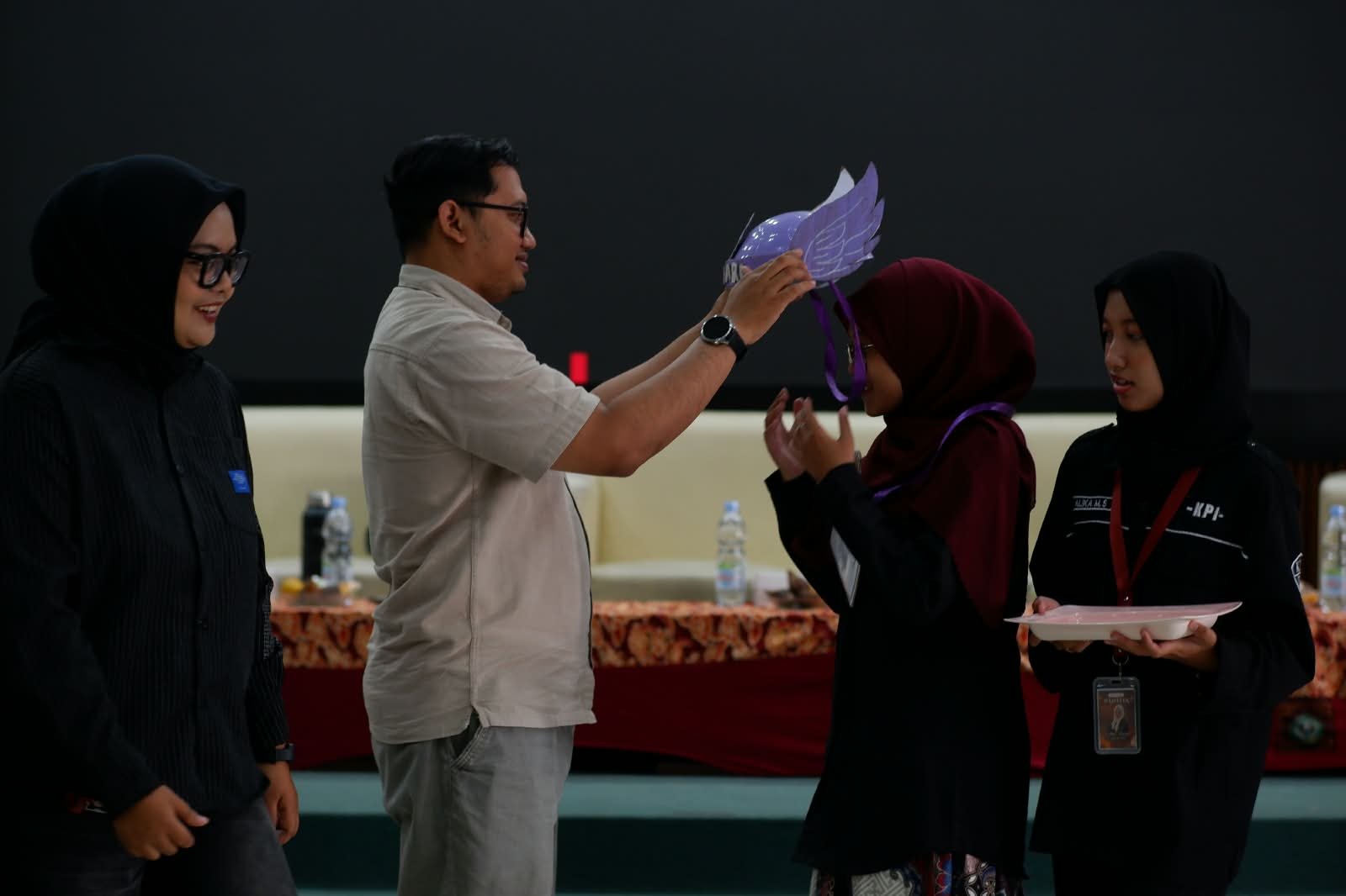 prosesi simbolis penyambutan mahasiswa baru dalam kegiatan diksar kpi 2026