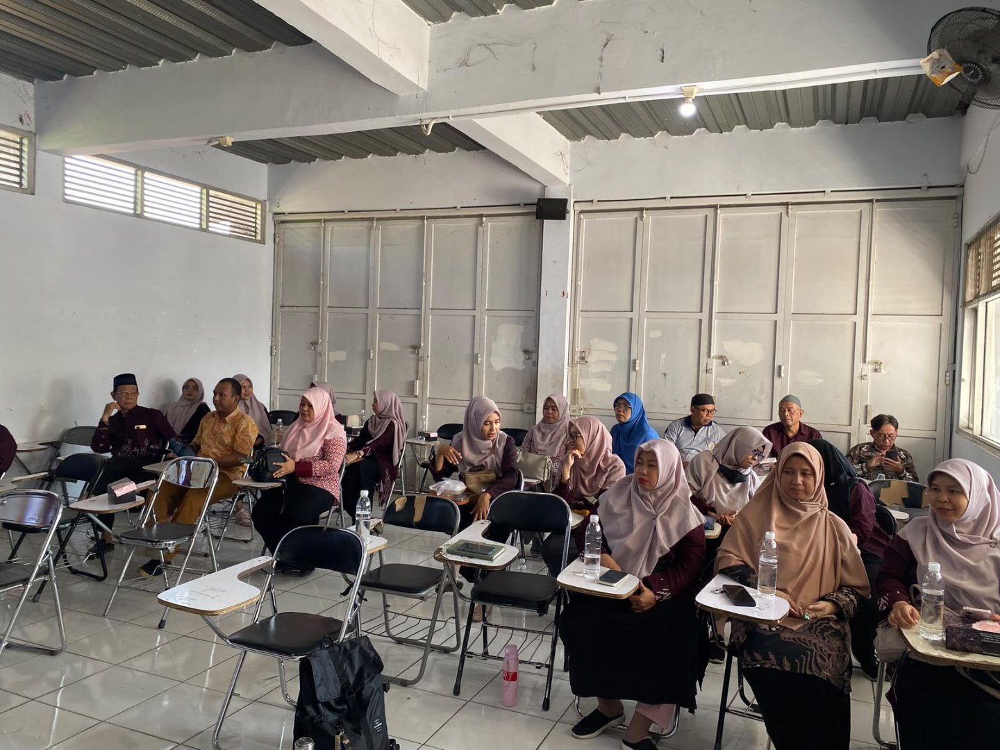 sedang mendengarkan pemateri