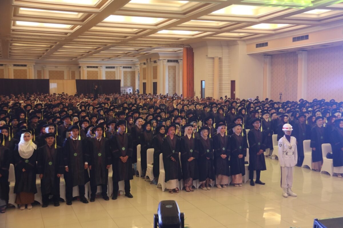 130 lulusan KPI UIN Siber Cirebon mengikuti prosesi Wisuda ke-5 di Ballroom Hotel Apita Cirebon. 130 lulusan KPI UIN Siber Cirebon mengikuti prosesi Wisuda ke-5 di Ballroom Hotel Apita Cirebon.