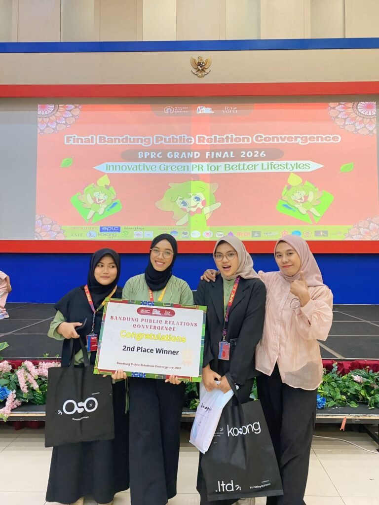 Tim ECOMOVE mahasiswa KPI UIN Siber Syekh Nurjati Cirebon meraih Juara 2 BPRC 2.0 nasional melalui kampanye PilahItuIbadah yang mengangkat isu lingkungan dengan pendekatan Green Public Relations dan nilai-nilai keislaman. Tim ECOMOVE mahasiswa KPI UIN Siber Syekh Nurjati Cirebon meraih Juara 2 BPRC 2.0 nasional melalui kampanye PilahItuIbadah yang mengangkat isu lingkungan dengan pendekatan Green Public Relations dan nilai-nilai keislaman.